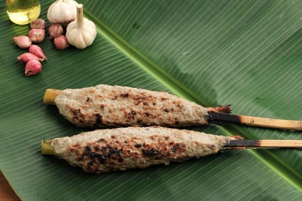 Dua buah sate bandeng di atas daun pisang. Dua buah sate bandeng di atas daun pisang.